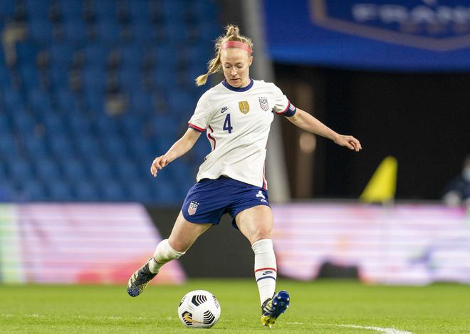 米乐官网-美国女足国家队引领比赛取得胜利