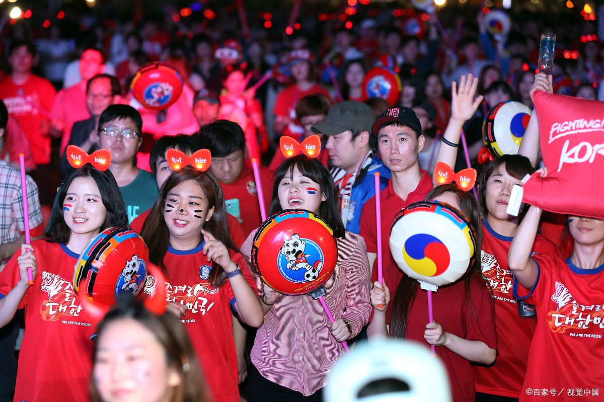 米乐m6平台官网-日本队员进球庆祝，球迷热情助威