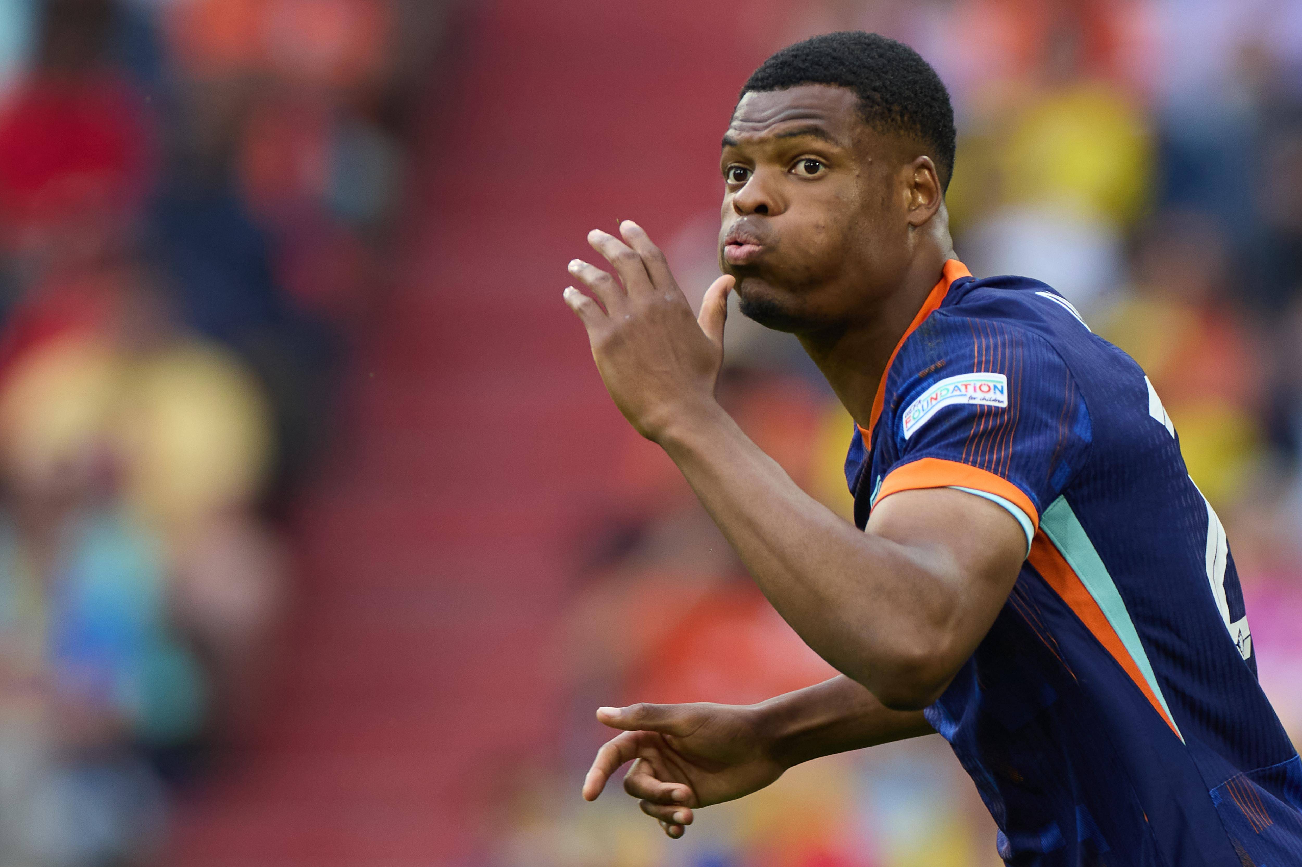 米乐体育平台官网-荷兰队实现逆袭，晋级国际足球赛半决赛