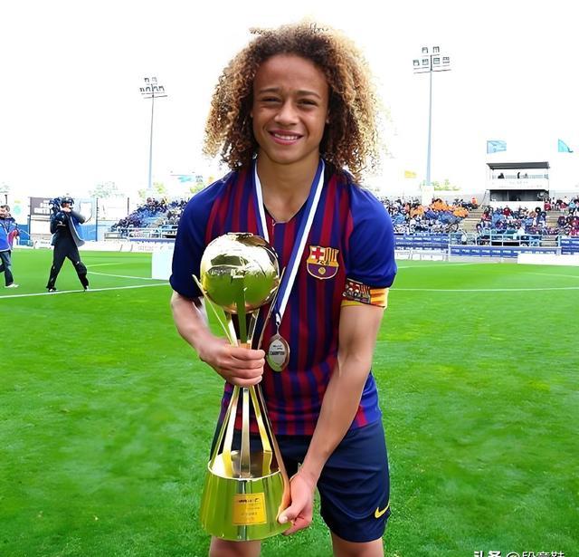 米乐m6平台-足球巨星转会流言不断，俱乐部高层欲引进助攻型球员的简单介绍